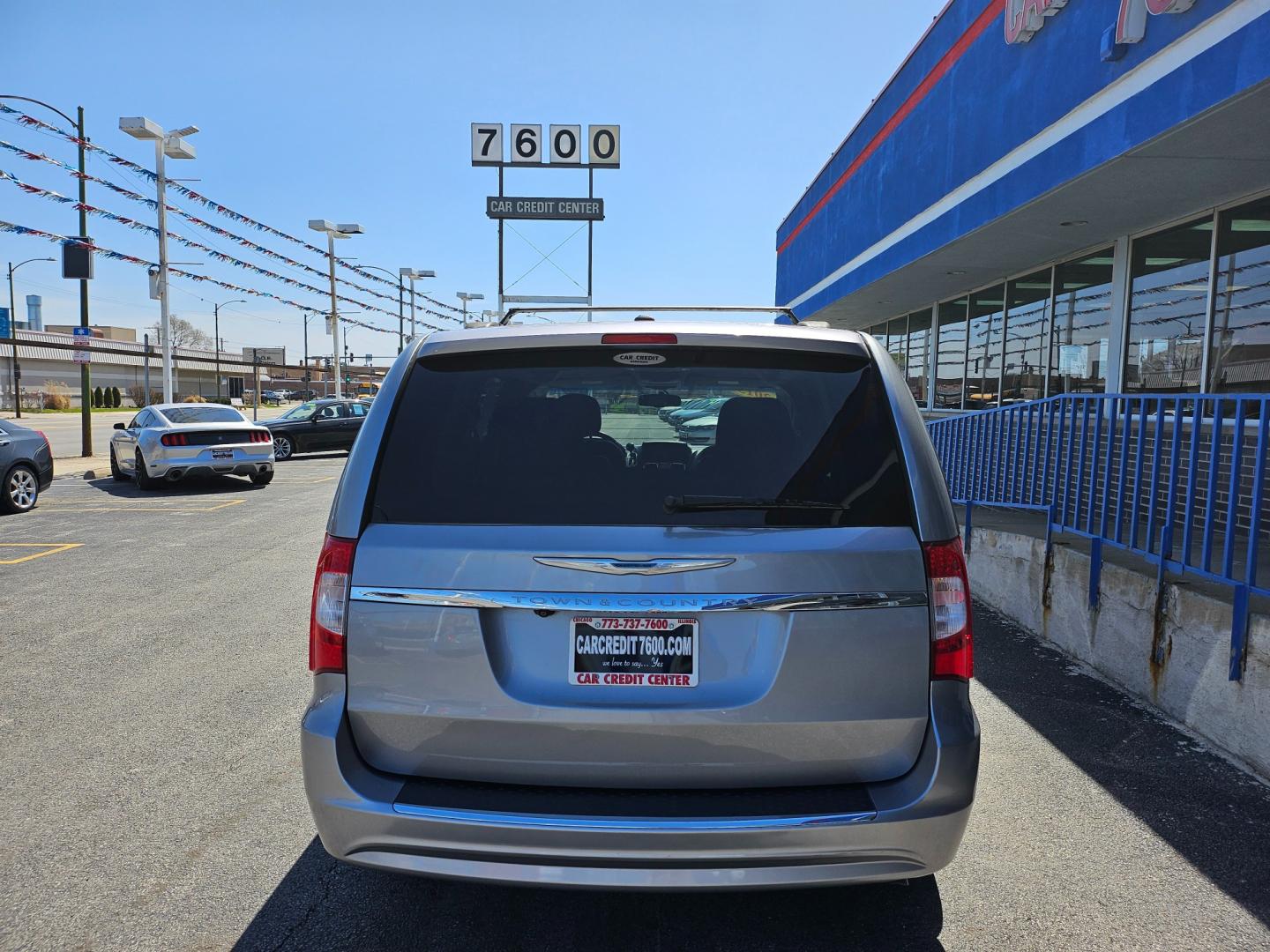 2015 SILVER Chrysler Town and Country Touring (2C4RC1BG7FR) with an 3.6L V6 DOHC 24V engine, 6-Speed Automatic transmission, located at 7600 S Western Ave., Chicago, IL, 60620, (773) 918-3980, 0.000000, 0.000000 - Photo#3